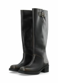 Botas altas de cuero negro con una textura suave, ligero brillo, cremallera lateral y una hebilla decorativa en el eje superior. Diseño de tacón cuadrado.
