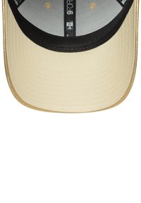 Goldene und schwarze Kappe mit flachem Schirm, aus Stoff gefertigt, mit einer strukturierten Oberfläche und einem Logo am inneren Band.