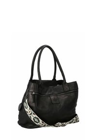 Zwarte leren tote bag met gevlochten handvatten, een ritsvak aan de voorkant en een decoratief patroon op de schouderband. Gladde textuur, functioneel ontwerp.