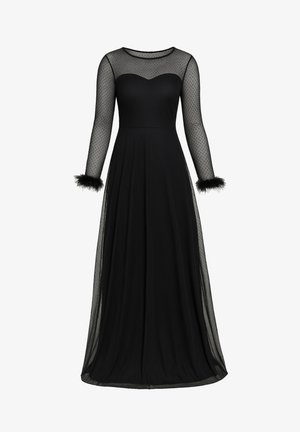 Abito nero lungo fino al pavimento con maniche lunghe trasparenti, motivo a pois, polsini piumati e scollo a cuore sotto tessuto trasparente.