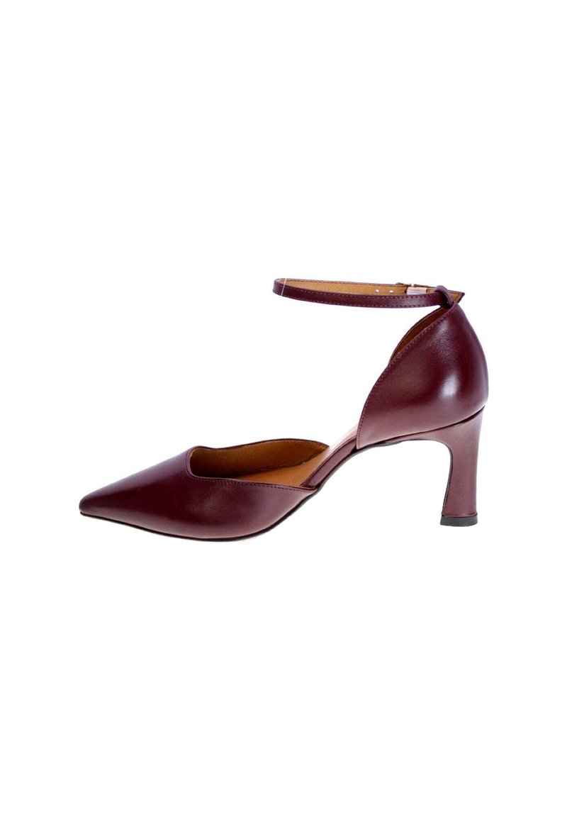 Scarpa con tacco alto in pelle bordeaux, con punta affusolata, cinturino alla caviglia e fianchi intagliati; texture liscia e tacco di 7,5 cm.
