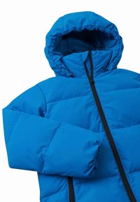 Giacca blu imbottita con cappuccio, dotata di una zip frontale e dettagli neri. Il tessuto appare liscio con sezioni trapuntate per l'isolamento.