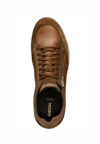 Baskets en cuir et daim marron avec lacets, zip latéral et semelle en caoutchouc blanc contrastant. Comprend un col rembourré et un intérieur texturé.