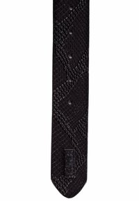 Ceinture en cuir noir avec un motif texturé en peau de serpent. Dispose de cinq trous pour l'ajustement et d'une boucle rectangulaire à l'extrémité.