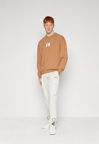 Jordan M J ESS STMT FLC CREW - Sweatshirt - legend dk brown
