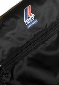 Sac en nylon noir avec fermeture éclair. Le design présente un logo multicolore à l'avant avec le texte "K-WAY ONLY ONE SIZE."