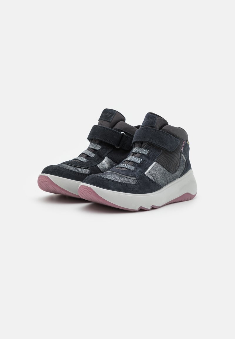 Hochschnittige Sneaker mit einem dunkelblauen Wildleder-Obermaterial, metallischen Akzenten, textilen Ösen und einer pinkfarbenen Gummisohle. Sie verfügen über einen verstellbaren Riemen und eine Schnürung.