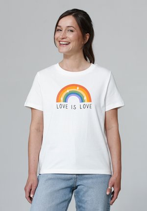 Witte katoen T-shirt met een multicolor regenboogafbeelding en de tekst "LIEFDE IS LIEFDE" eronder. Korte mouwen en een ronde hals.
