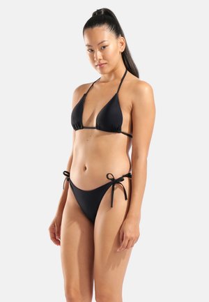 Schwarzes Bikini-Set mit einem dreieckigen Oberteil mit dünnen Trägern und seitlich gebundenen Höschen, gefertigt aus glattem, dehnbarem Stoff.