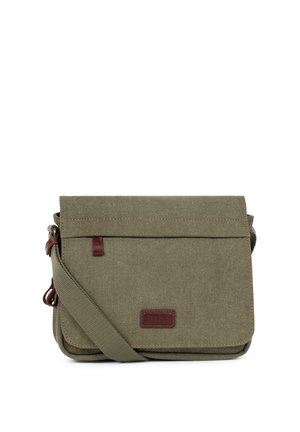 Sac d'épaule en toile vert olive avec fermeture à rabat, bandoulière réglable et patch en cuir marron à l'avant.