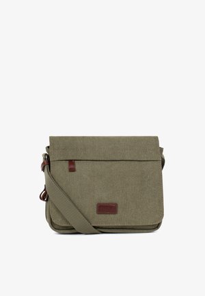 Sac d'épaule en toile vert olive avec fermeture à rabat, bandoulière réglable et patch en cuir marron à l'avant.