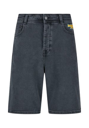 Džínové šortky tmavě šedé s hladkou texturou. Mezi hlavními rysy jsou zapínání na knoflík, přední kapsy a malé logo na pravé straně.