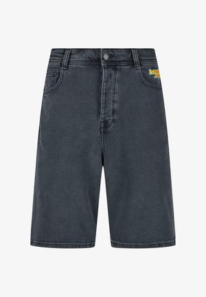 Sötét szürke farmer rövidnadrág sima textúrával. Jellemzői közé tartozik a gombos záródás, elülső zsebek és egy kis logó a jobb oldalon.