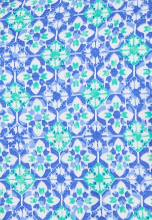 Tessuto decorato con un design geometrico in blu, verde e bianco. La texture appare rigata, evidenziando motivi floreali e accenti.