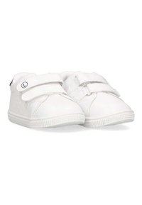 Zapatos blancos para bebés con dos correas de velcro, parte superior de cuero suave, acentos perforados y suela de goma. Punta redondeada y suela texturizada.