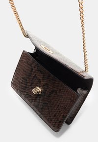 Smeđi torbica od zmijske kože s metalnim zlatnim detaljima. Ima lančanu naramenicu i preklopno zatvaranje koje otkriva prostrano unutrašnjost.