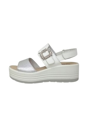 Sandali wedge bianchi con cinturino metallico argento, cinturino regolabile alla caviglia e dettaglio decorativo a fibbia. Superficie liscia, wedge testurizzato.