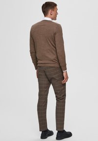 Selected Homme SLHTOWER Jumper teak/brown Zalando