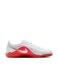 Άσπρο και κόκκινο αθλητικό παπούτσι Nike με χρυσό λογότυπο swoosh και υφασμένο κόκκινο πέλμα για πρόσφυση, εμφανίζεται από το δεξί προφίλ.
