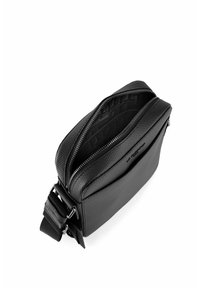 Bolso rectangular negro con superficie texturizada, cierre de doble cremallera, correa ajustable y interior con estampado. Presenta detalles en metal plateado.