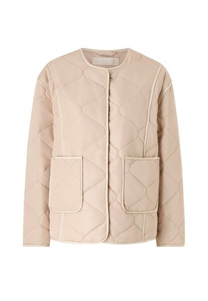 Beige doorgestikte jas met ronde halslijn, drukknoopsluiting aan de voorkant, lange mouwen en twee grote opgestikte zakken aan de voorkant.