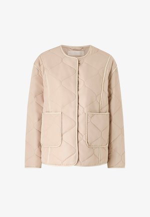 Beige doorgestikte jas met ronde halslijn, drukknoopsluiting aan de voorkant, lange mouwen en twee grote opgestikte zakken aan de voorkant.