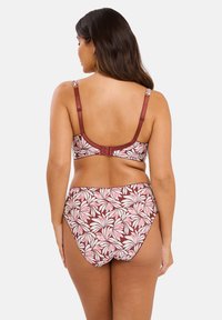 Conjunto de bikini con un estampado floral de flores rosas y blancas sobre un fondo burdeos; tirantes ajustables, cierre de gancho y braguitas de tiro alto.