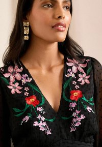 Love & Roses PETITE - SHEER SLEEVE EMBROIDERED  - Rochie de zi - black