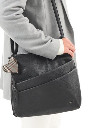 Borsa a spalla in pelle nera testurizzata con tasche con zip e un charm a forma di cuore in tessuto decorativo. La borsa ha una lunga tracolla regolabile.