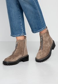 Even&Odd Kotníkové boty na platformě - khaki
