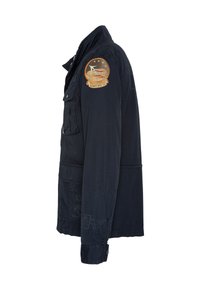 Granatowa kurtka wojskowego stylu z wieloma kieszeniami oraz naszywką na ramieniu z haftowanymi detalami. Materiał wydaje się być trwały o gładkiej teksturze.