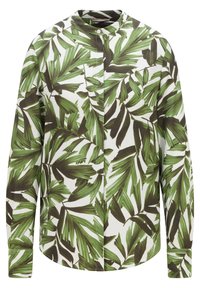 Chemise à boutons avec un tissu blanc orné de grands motifs de feuilles vertes. Elle a un design sans col et des manches longues.