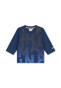 Marineblauwe longsleeve shirt met grote verlooptekstprint. Het materiaal is zachte katoen met een ronde hals en drukknoopsluiting op de schouder.