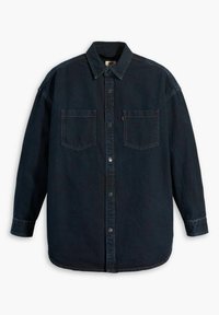 Camisa de denim azul oscura con mangas largas, cierre de botón en la parte delantera, dos bolsillos en el pecho y detalles de costura en contraste. Ajuste casual y holgado.