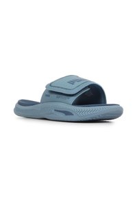 Blauwe instapsandaal met een ronde vorm, gemaakt van synthetisch materiaal. Bevat een verstelbare band met logo, en een geprofileerde zool voor grip.
