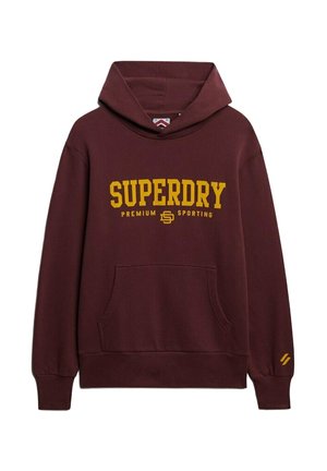 Bordeaux hoodie met gele "SUPERDRY" logo, voorste kangoeroezak, ribgebreide manchetten en zoom, en een capuchon met trekkoord. Zachte katoen materiaal.
