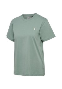 Schlichtes kurzärmeliges T-Shirt in Salbeigrün mit Rundhalsausschnitt und kleinem weißem Doppel-Chevron-Logo auf der linken Brust.