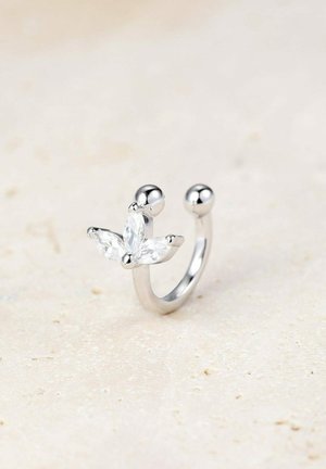 Silberner Ohrclip mit einem Schmetterlingsdesign, versehen mit zwei marquise-förmigen, klaren Kristallen, akzentuiert durch zwei kleine Silberkugeln. Glatte Textur.