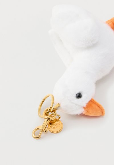Μπρελόκ λούτρινης λευκής πάπιας με πορτοκαλί ράμφος, μαύρα μάτια και χρυσό μεταλλικό κρίκο κλειδιών με ετικέτες Moschino Milano και κούμπωμα.