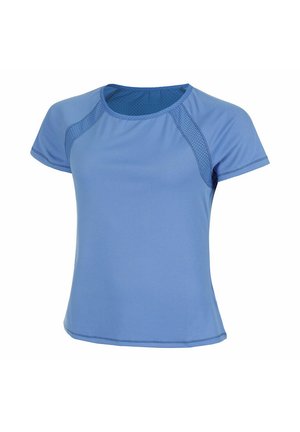 Camiseta deportiva azul claro de manga corta con paneles de malla en los hombros y la parte superior del pecho, cuello redondo y cintura ajustada.