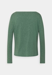 Langärmliges Hemd in Dunkelgrün mit Rundhalsausschnitt, weicher Textur und lockerem Schnitt. Schlichtes Design ohne sichtbare Muster oder Akzente.