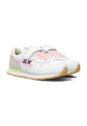 Scarpe atletiche bianche con accenti rosa, tacco in suede grigio e suola verde. Presentano una chiusura in velcro e un logo decorativo sul lato.