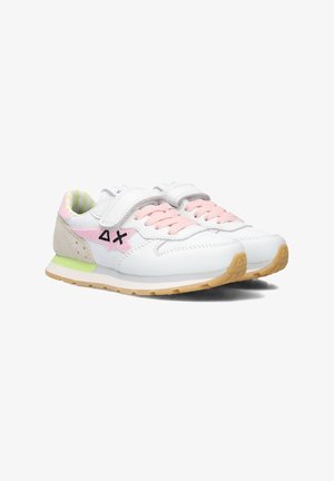 Witte sportieve schoenen met roze accenten, grijze nubuck hak en een groene zool. Voorzien van een klittenbandsluiting en een decoratieve logo aan de zijkant.