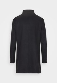 Černý vlněný kabát s vysokým límcem, dlouhými rukávy a třemi knoflíky na manžetách, s hladkou texturou a střihovou úpravou.