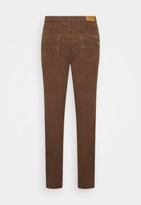 Jeans en denim marron à coupe droite, dotés de deux poches arrière et d'une étiquette en cuir sur la taille. Texture lisse et détails minimaux.