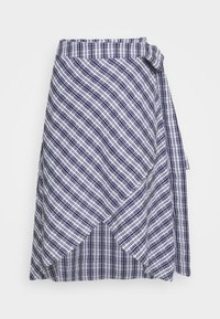 Marinblå och vit rutmönstrad omslagskjol med diagonala ränder, med en knytning och ett lagerdesign. Ekologisk bomull med mjuk textur.