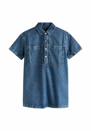Jeanshemd mit kurzen Ärmeln, Kragen, vorderer Knopfleiste und zwei großen Brusttaschen vor weißem Hintergrund.