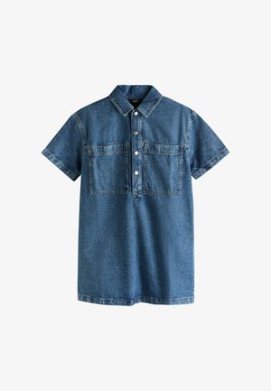 Chemise en denim à manches courtes avec col, patte de boutonnage avant et deux grandes poches poitrine sur fond blanc.