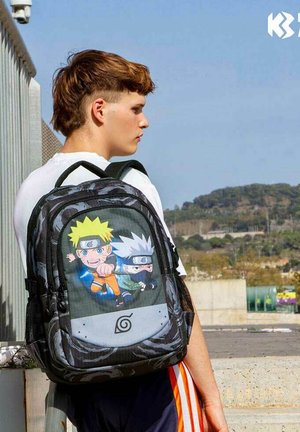 Mochila que presenta un gráfico de dos personajes de anime, predominantemente negra con detalles en gris, correas ajustables y cierre de cremallera.