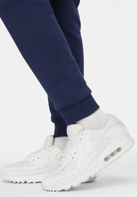 Nike Sportswear CLUB PANT UNISEX - Verryttelyhousut - midnight navy/midnight navy/(white)